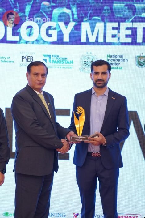 Salman Nasir receiving an award at a technology meet in Islamabad